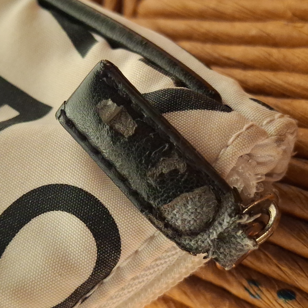 GIVENCHY cosmetic case. - Picture 5 of 8